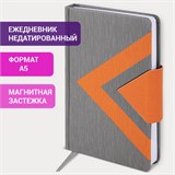 Ежедневник недатированный А5 138x213 мм BRAUBERG "Waves" под кожу, застежка 160 л., серый/оранжевый, 111877 111877